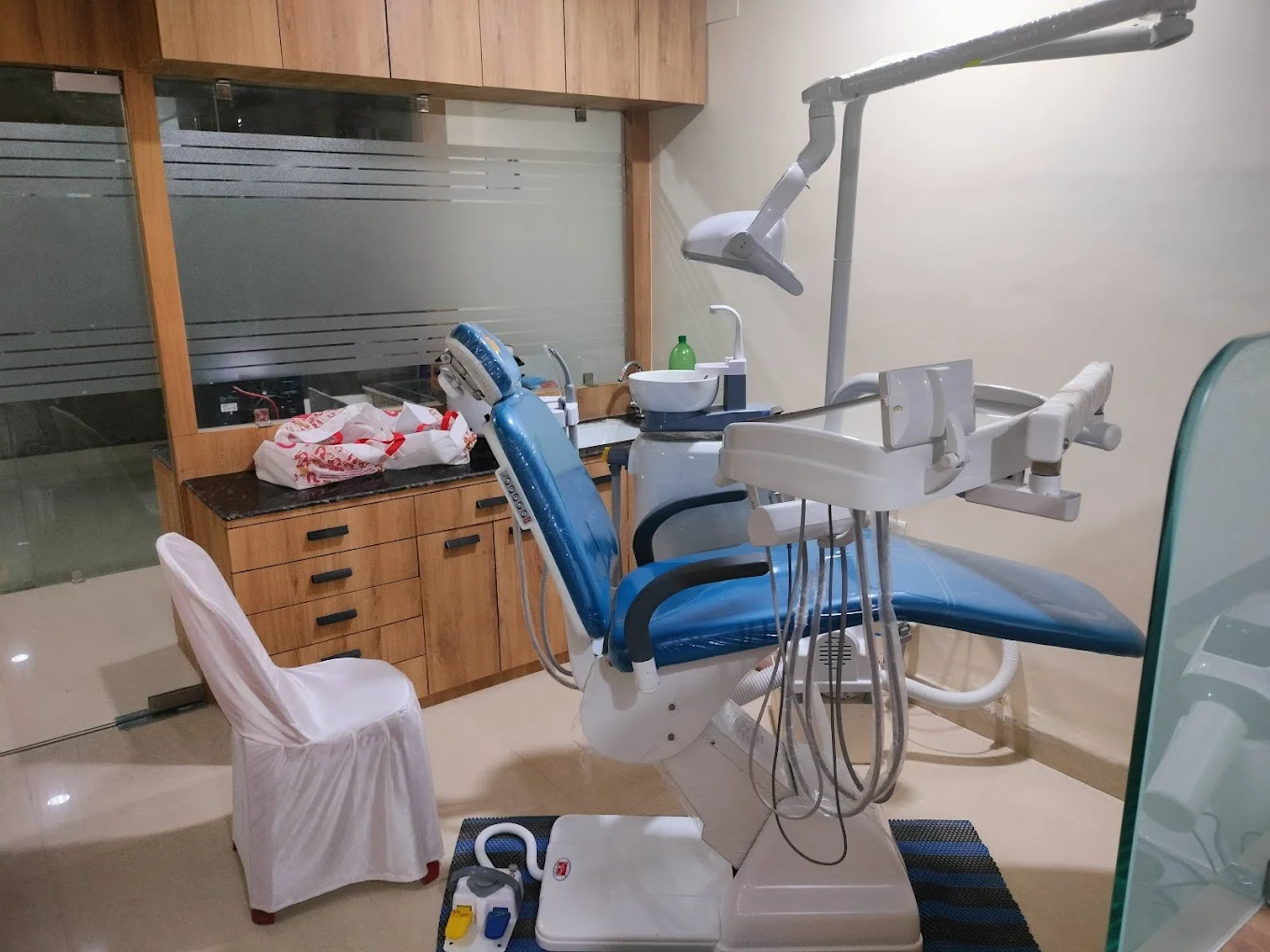 Dental equipment and modern dental chair